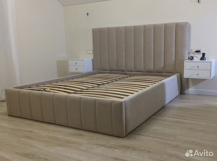 Кровать с мягким изголовьем