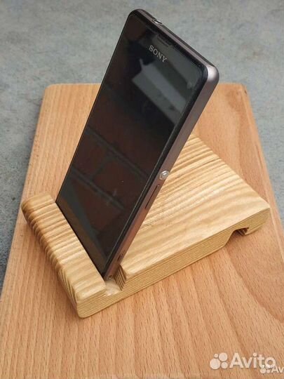 Деревянная подставка под телефон