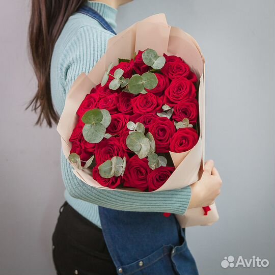 Красные розы с эвкалиптом букет