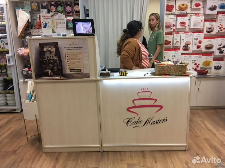 Торговые стеллажи в барбершоп