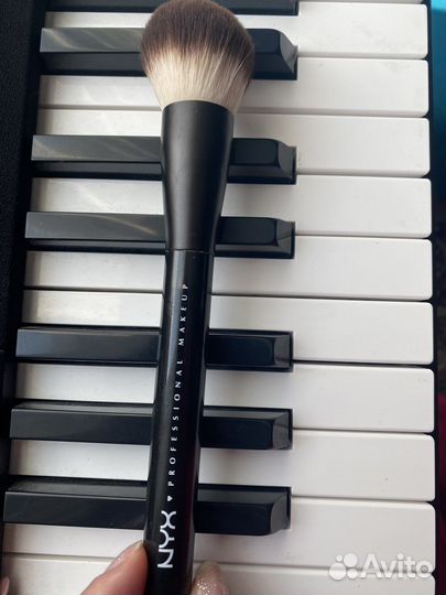 Кисть nyx для пудры и румян