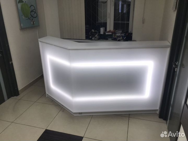 Ресепшен в стиле Hi-tech световой. С крашенной сто