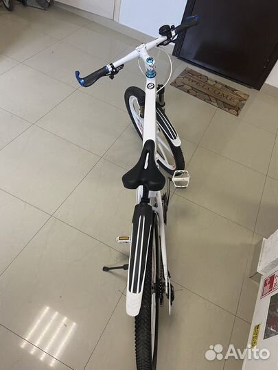 Велосипед на литых дисках BMW