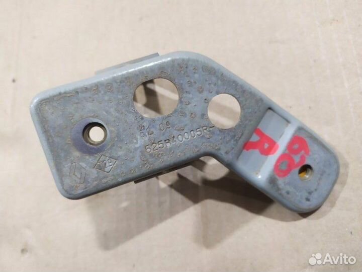 Кронштейн правый Renault Fluence K4MV838 2010