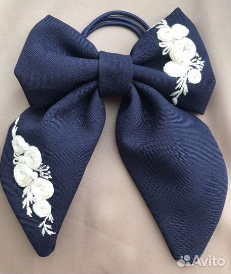 Бант с вышивкой