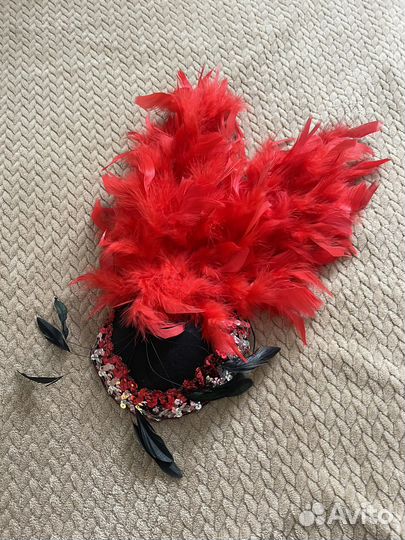 Шляпка с перьями