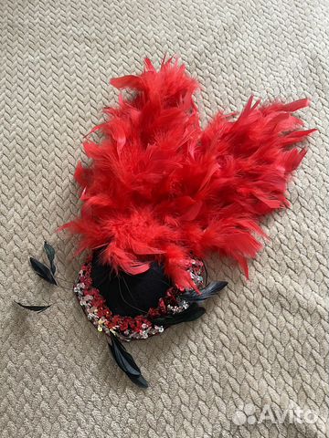 Шляпка с перьями