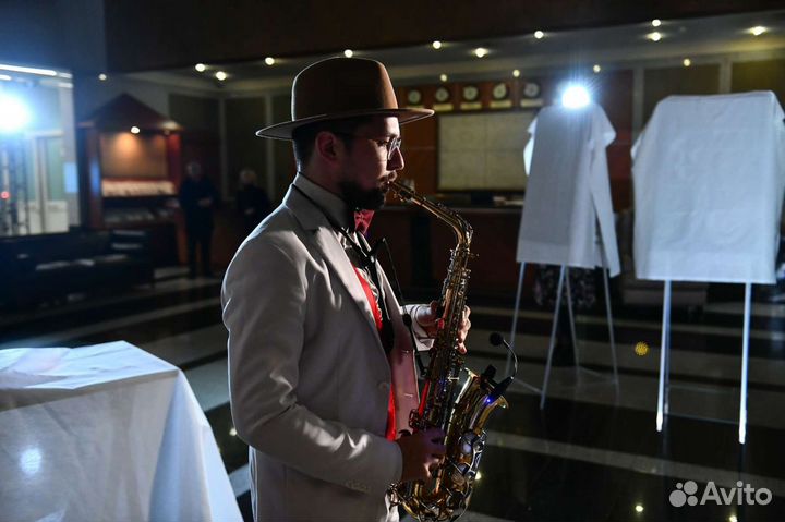 Саксофонист на праздник
