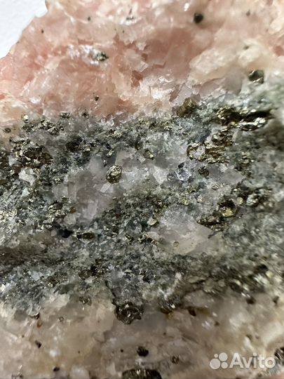 Кристаллы пирита в кальците