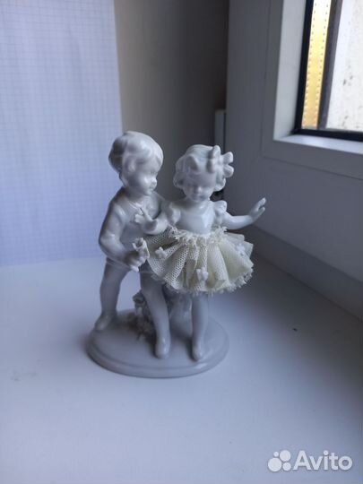 Фарфоровая статуэтка девочка и мальчик германия