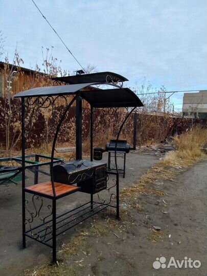 Мангал с печью под казан и двухуровневой крышей