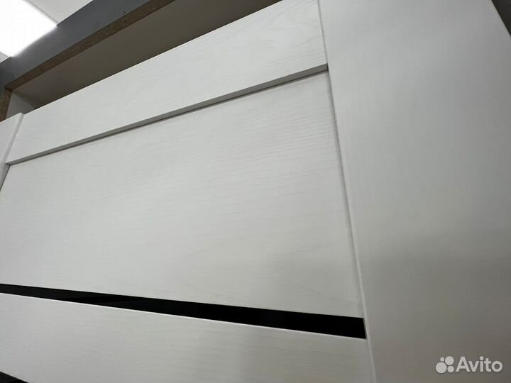 Межкомнатная дверь Белый софт черное стекло