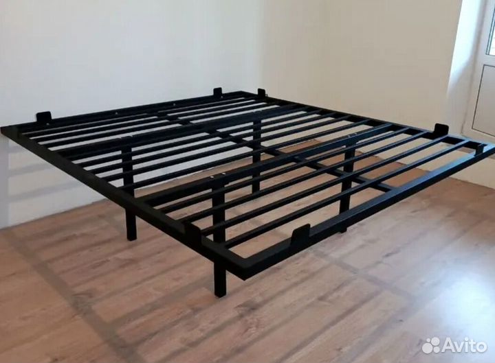 Парящая кровать на металлокаркасе