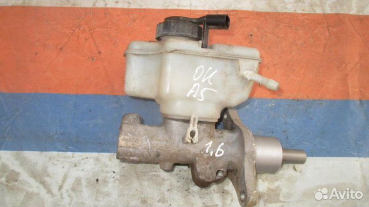 Цилиндр главный тормозной с бачком Skoda Octavia