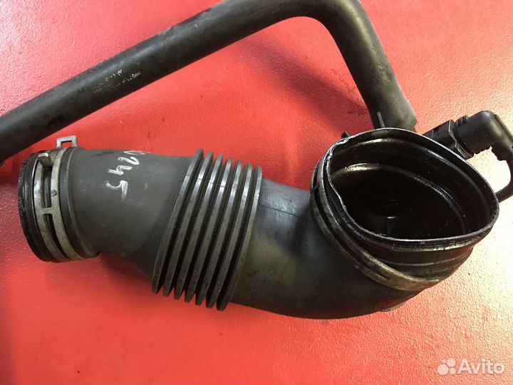 Патрубок воздушного фильтра левый VW Touareg 1