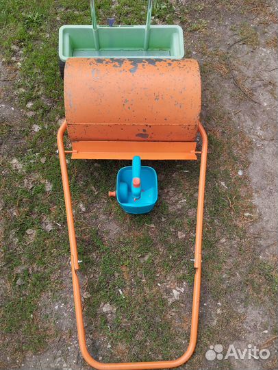 Ручной каток, сеялка и аэратор для газона