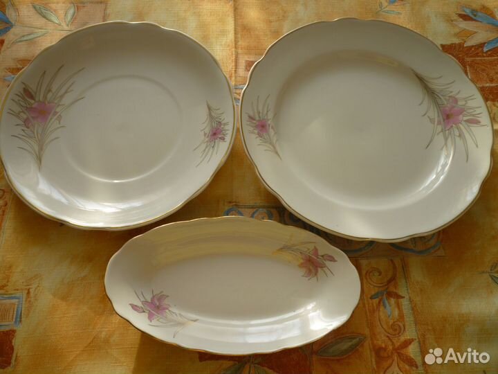 Два фарфоровых блюда и селёдочница времён СССР