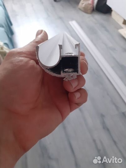 Вертикальный профиль для дверей купе