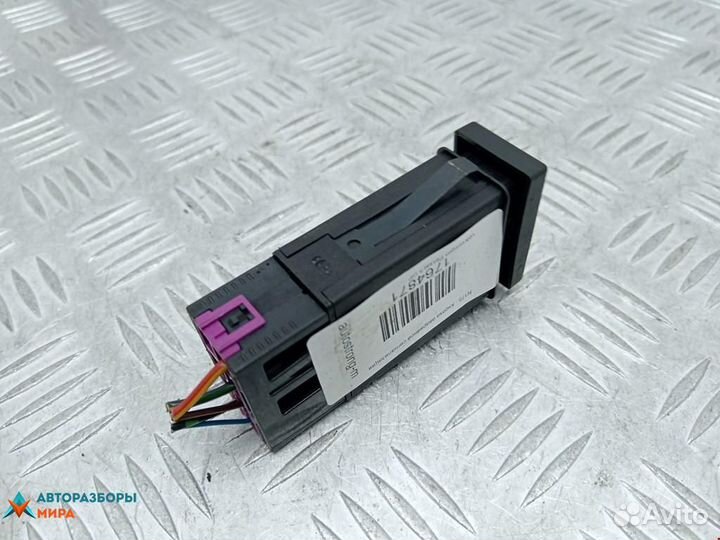 Кнопка аварийной сигнализации Volkswagen Passat