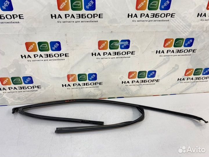 Уплотнительная резинка стекла двери передняя левая