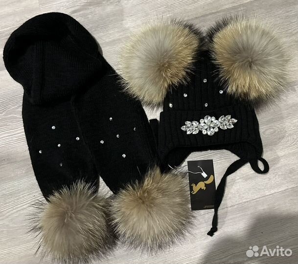 Комплект шапка и шарф со стразами