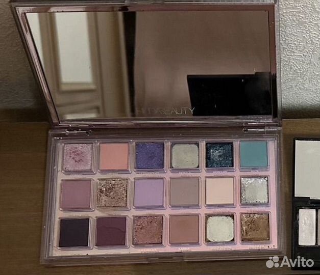 Палетка теней Huda Beauty