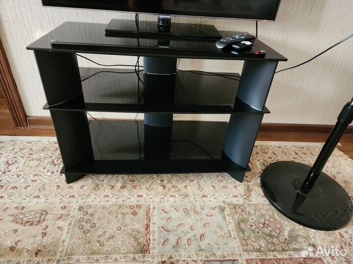 Стеклянная тумба под тв