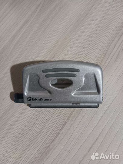 Продаю дырокол,новый