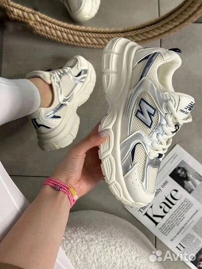 Кроссовки женские