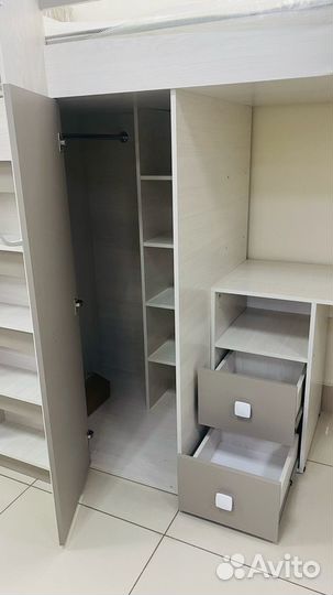 Кровать, шкаф для одежды, рабочая зона