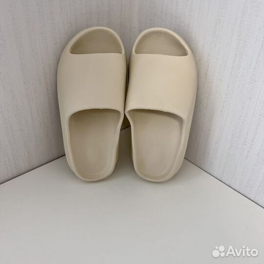 Шлепанцы adidas yeezy slide в бежевом цвете