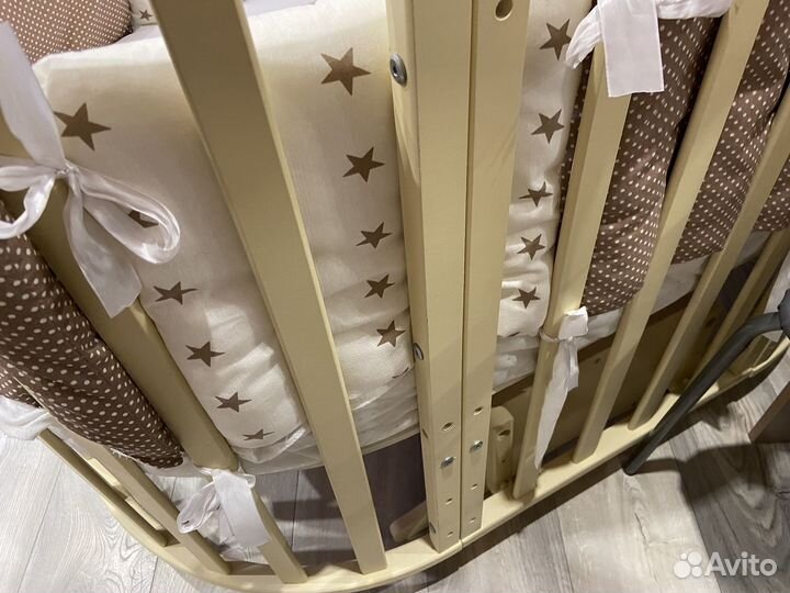 Кроватка с маятником