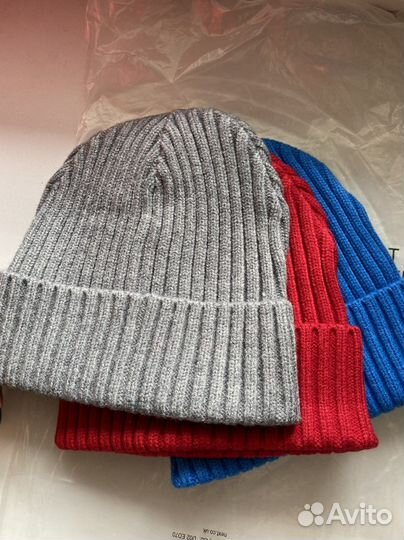 В наличии next 5-6 лет комплект шапок