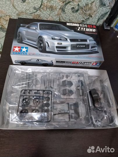 Модель Nizmo R34 GT-R 1-24