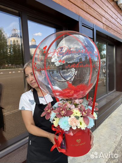 Цветы в коробке с шаром баблс