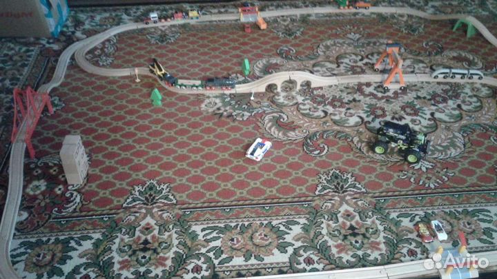 Продам деревянную железную дорогу Brio