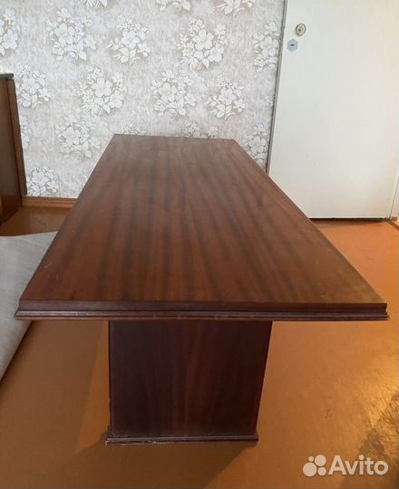 Стол и тумбочка