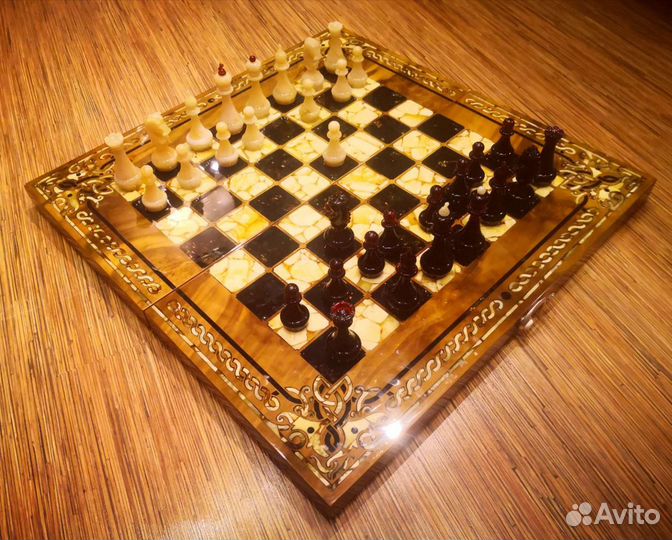 Шахматы из янтаря
