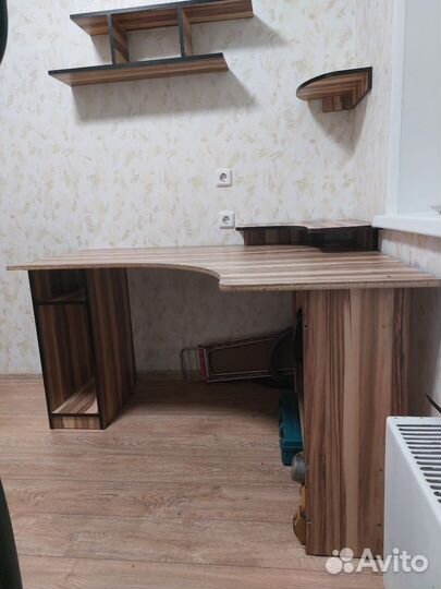 Компьютерный стол угловой с полками