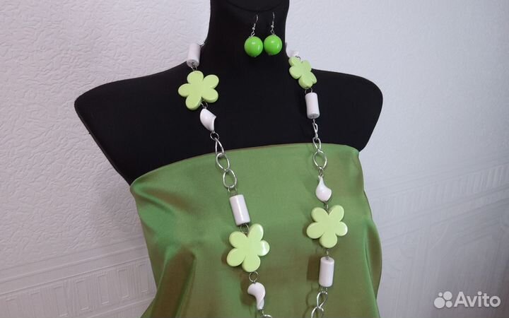 Комплект бижутерии серьги и бусы