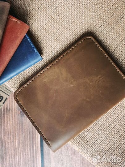 Кожаная обложка на паспорт ручной работы
