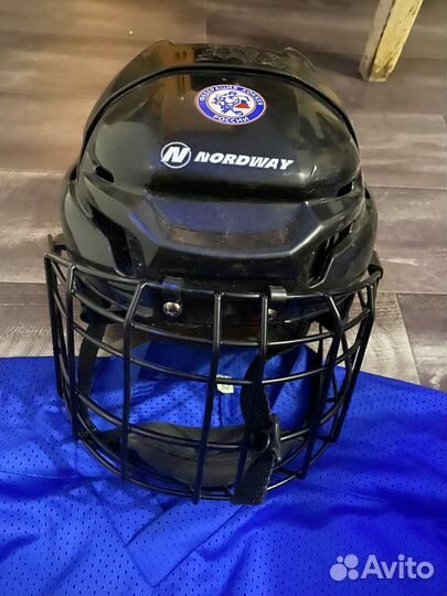 Хоккейный шлем