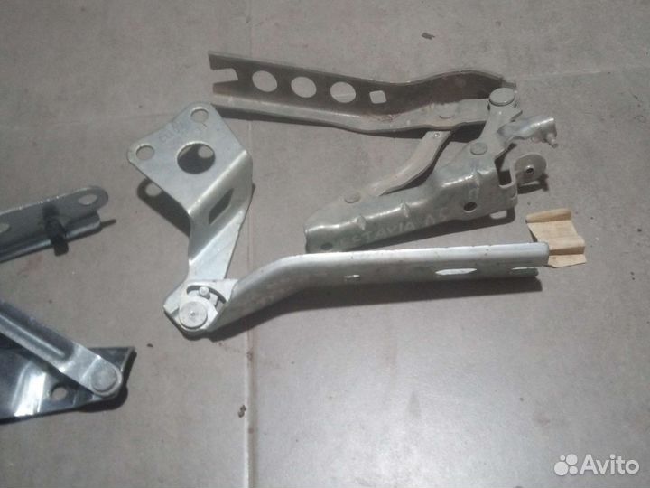 Петля капота Skoda Fabia 99-07, правая,Левая