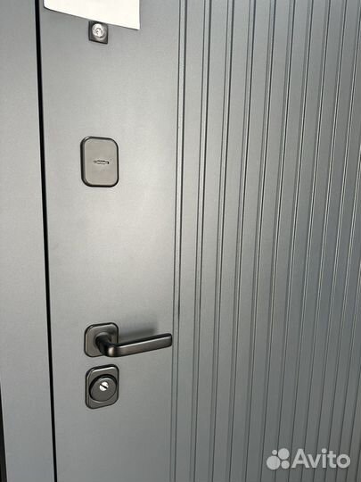 Дверь входная в квартиру Люксор Вертикаль