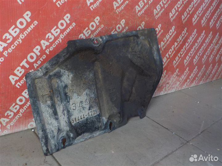 Пыльник двигателя передний левый Toyota Corolla