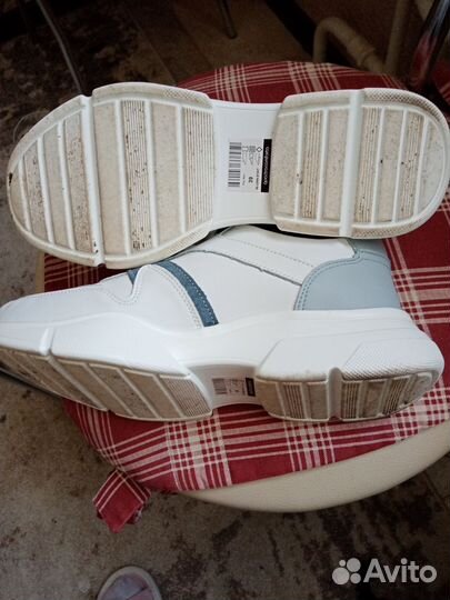 Кроссовки женские кожаные 39 размер новые