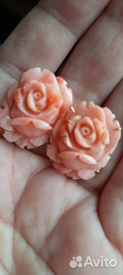 Золотые серьги с натуральным кораллом