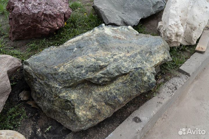 Природный камень бутовый змеевик серпентинит урал