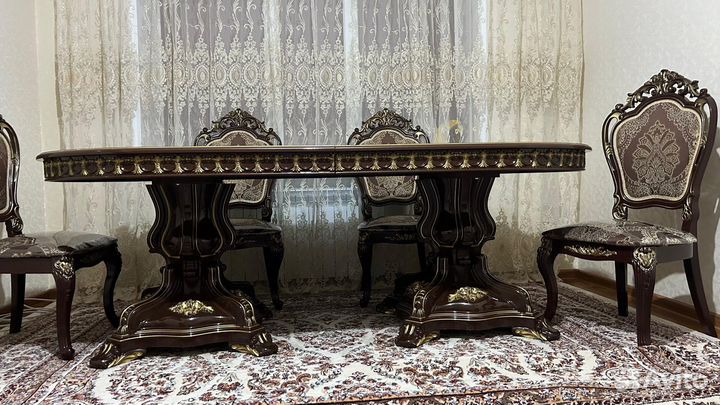 Стол и стулья