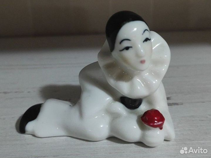 Винтажный Фарфоровый Возлежащий Пьеро С Розочкой